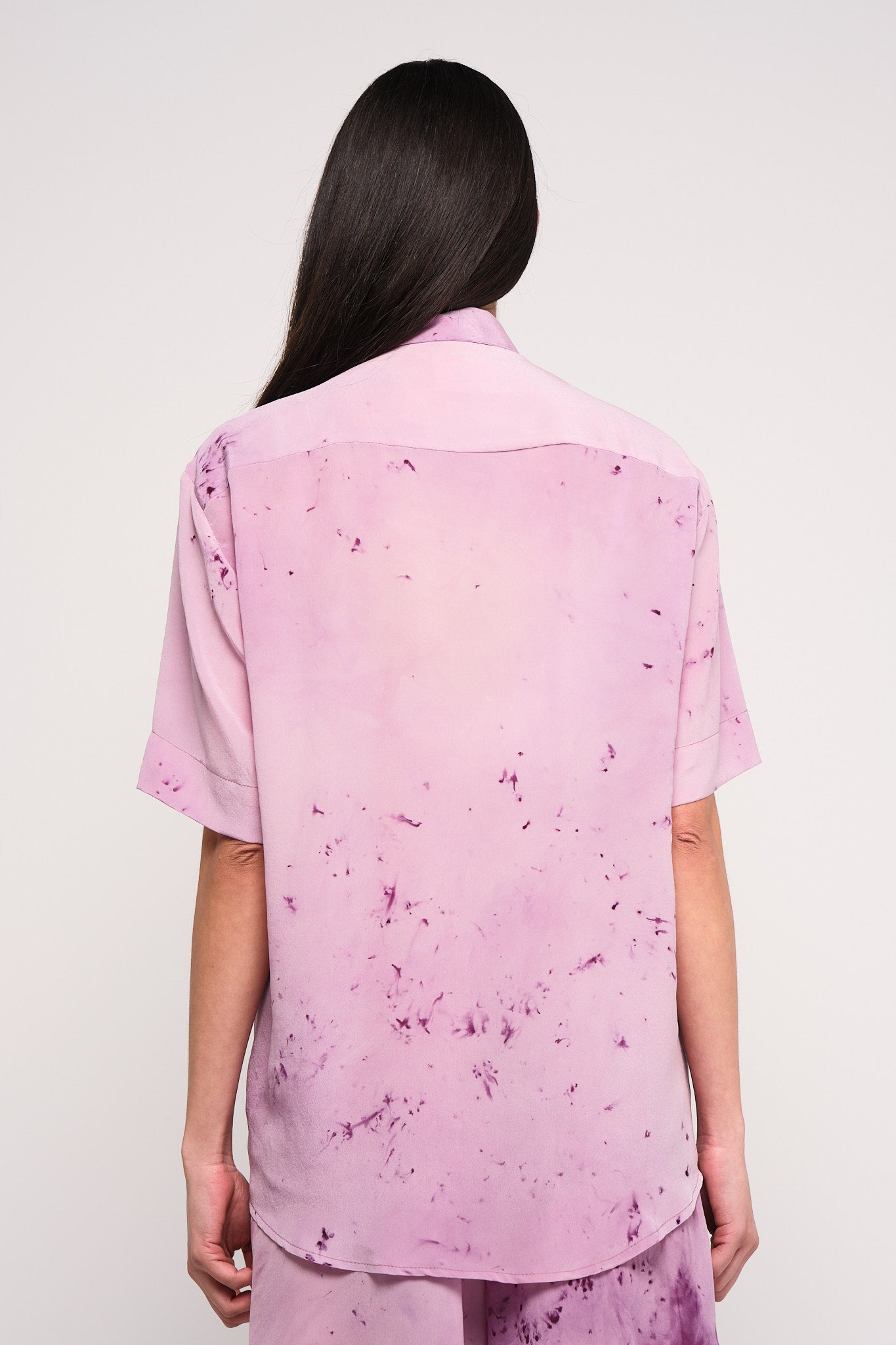 Carmine silk U shirt